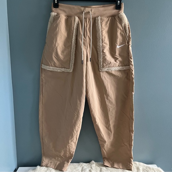 Nike Essentials Women’s Woven Sweatpants - Picture 3 of 11